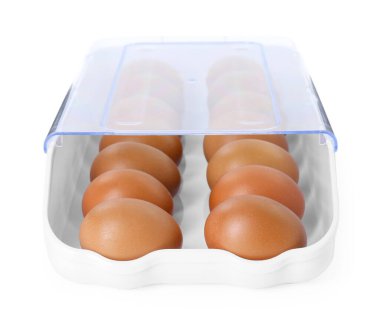 Plastik kabın içindeki çiğ tavuk yumurtaları beyaza izole edilmiş.