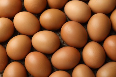 Masada bir sürü çiğ tavuk yumurtası var.