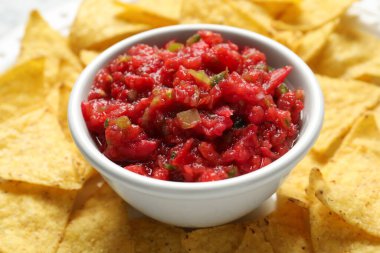 Kasede lezzetli salsa ve tabakta nachos, yakın plan.