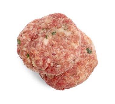 Taze çiğ et köfteleri beyaza izole edilmiş, üst manzara