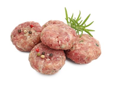 Beyaza izole edilmiş biberiye ve biberiyeli taze çiğ et köfteleri.