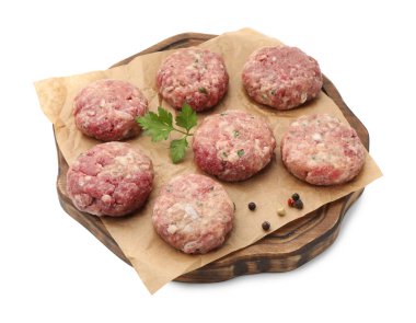 Maydanozlu çiğ et köfteleri ve beyaz üzerine izole edilmiş biberler.