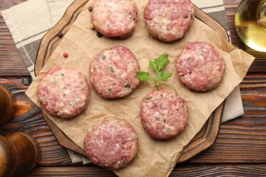 Tahta masada maydanozlu çiğ et köfteleri ve biberli mısır.