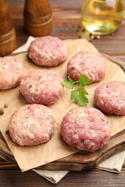Maydanozlu çiğ et köftesi ve ahşap masada biber, yakın plan.