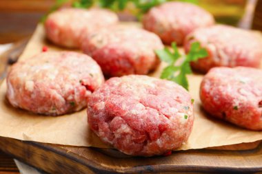 Tahtada çiğ et köfteleri, yakın plan.