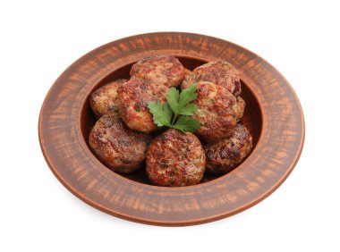 Kızarmış et köfteleri ve maydanozlu beyaz yalıtılmış.