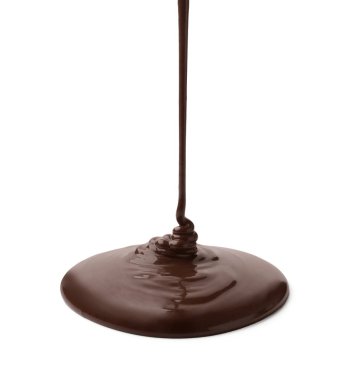 Beyaz arka planda erimiş çikolata dökülüyor.