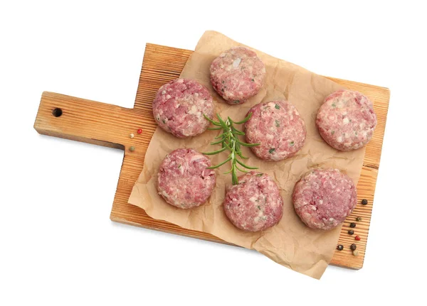 Biberiyeli çiğ et köfteleri ve beyaz üzerine izole edilmiş biberiyeler.