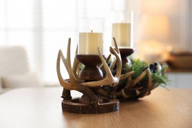 Kapalı alandaki ahşap masada güzel LED mumlar, yakın plan. Metin için boşluk