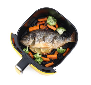 Tavada pişmiş balık, limon ve sebzeler. Beyazda izole edilmiş, üst manzara.