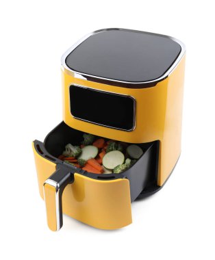 Çiğ brokoli, havuç ve kabak kızartma makinesi, beyaz üzerine izole edilmiş.