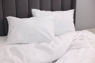 Sıcak, temiz çarşaflı yatak, yakın çekim.