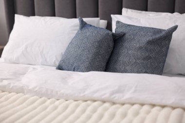 Temiz çarşafları olan büyük bir yatak, yakın plan.