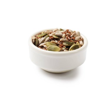 Beyaza izole edilmiş farklı tohumların karışımı.