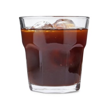 Beyaza izole edilmiş buzlu lezzetli kahve.