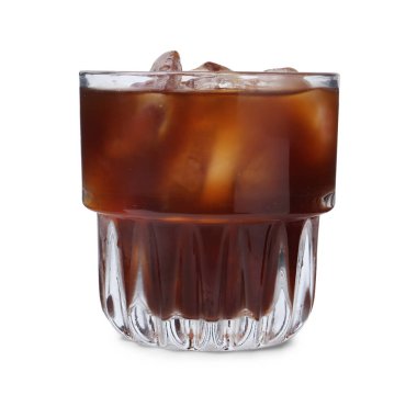 Beyaza izole edilmiş buzlu lezzetli kahve.