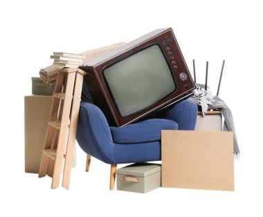 Garaj satışı. Beyazda izole edilmiş farklı kullanılmış eşyalar