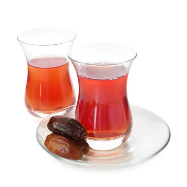 Geleneksel Türk çayı ve beyaz üzerine izole edilmiş tarihler