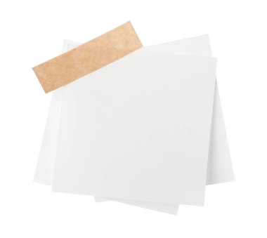 Beyaz üzerine yapıştırıcı bantlı boş kağıt notlar.