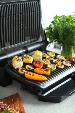 Elektrikli ızgara ve nefis sebzeler.