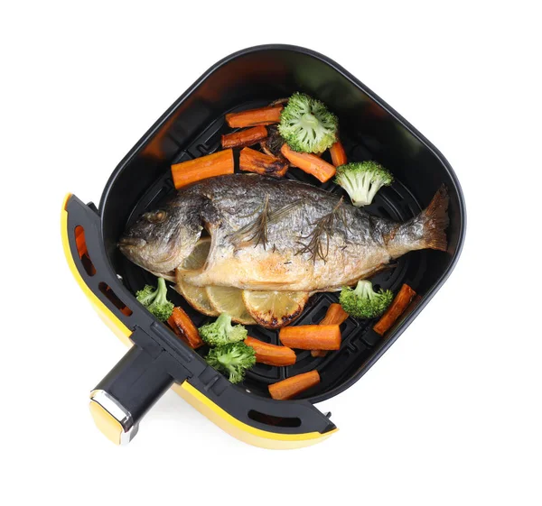 Tavada pişmiş balık, limon ve sebzeler. Beyazda izole edilmiş, üst manzara.