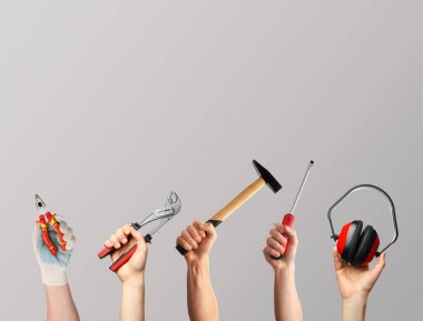 Açık gri arka plana karşı elinde farklı aletler tutan insanlar, yakın plan. Kolaj