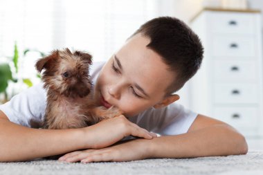 Evdeki sevimli Griffon köpekli çocuk. Evcil hayvan