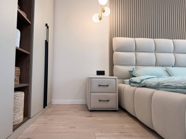 Şık bir yatak odası. Rahat büyük bir yatak odası ve parlak lambalar.