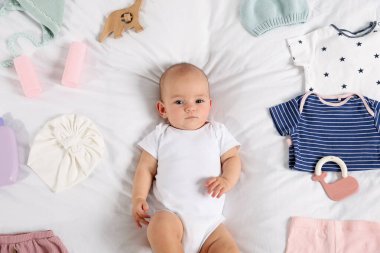 Sevimli bebek, farklı kıyafetler ve aksesuarlar.