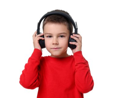 Beyaz arka planda kablosuz kulaklıklı küçük çocuk.