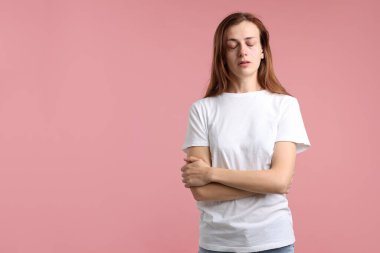 Pembe arka planda ağlayan kadın. Metin için boşluk