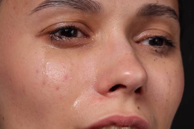 Üzgün kadın siyah arka planda ağlıyor, yakın plan