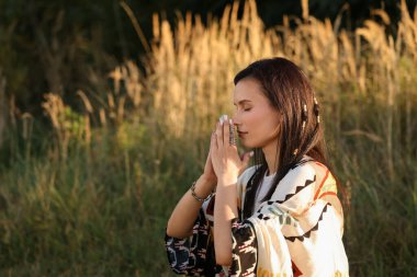 Kadın aurasını iyileştirmek ya da yenilemek için kristalle meditasyon yapıyor.