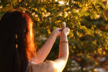Kadın, aurasını iyileştirmek ya da düzeltmek için kristalle meditasyon yapıyor. Metin için boşluk
