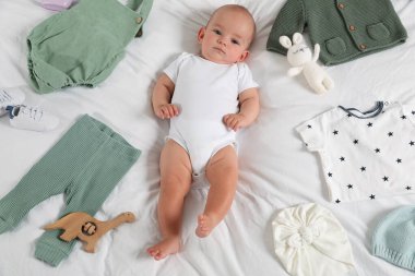 Sevimli bebek, farklı kıyafetler ve aksesuarlar.