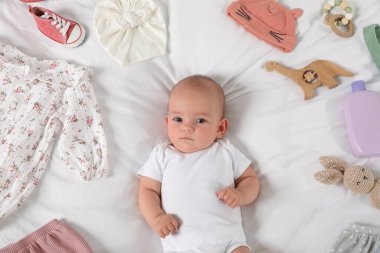 Sevimli bebek, farklı kıyafetler ve aksesuarlar.