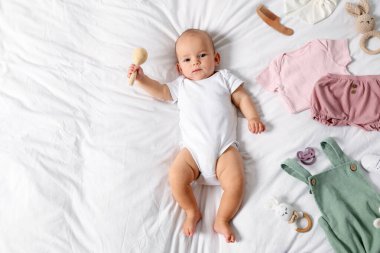 Sevimli bebek, farklı kıyafetler ve aksesuarlar. Metin için boşluk