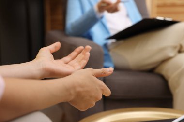 Ofiste hastayla çalışan profesyonel psikolog, yakın çekim.