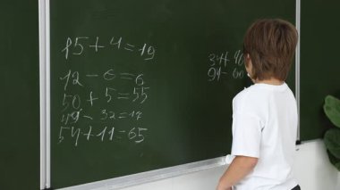 Okula dönelim. Çocuk içeride karatahtayla matematik yapıyor.