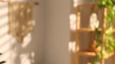 Aurasını içeride iyileştirmek ya da iyileştirmek için kristal terapi gören bir kadın. Kamera aşağı iniyor