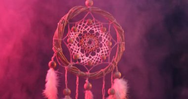 Renkli ışıklarda asılı güzel bir düş kapanı. Karanlık arka planda, dumanlı, yakın plan.