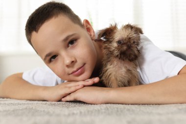 Evdeki sevimli Griffon köpekli çocuk. Evcil hayvan