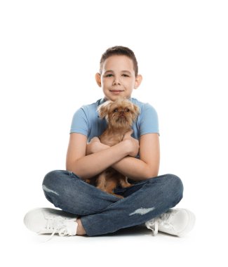 Beyaz arka planda şirin Griffon köpekli bir çocuk. Evcil hayvan