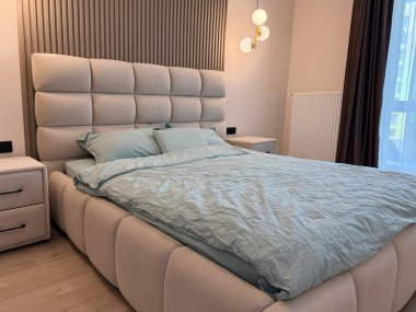 Şık bir yatak odası. Rahat büyük bir yatak odası ve parlak lambalar.