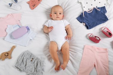 Sevimli bebek, farklı kıyafetler ve aksesuarlar.