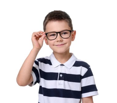 Beyaz arka planda gözlüklü şirin bir çocuk.