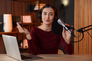 Podcast sunucusu içerideki talk show 'u kaydediyor, kamera görüntüsü