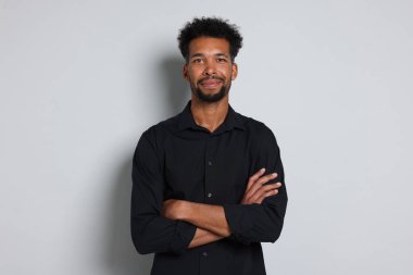 Beyaz arka planda yakışıklı bir adamın portresi.