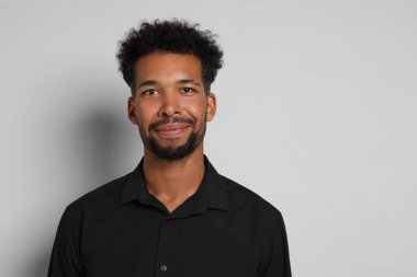 Beyaz arka planda yakışıklı bir adamın portresi, metin için boşluk