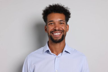 Beyaz arka planda yakışıklı bir adamın portresi.